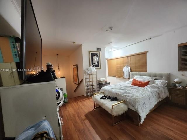 For Rent: $2,200 (1 beds, 1 baths, 770 Square Feet)
