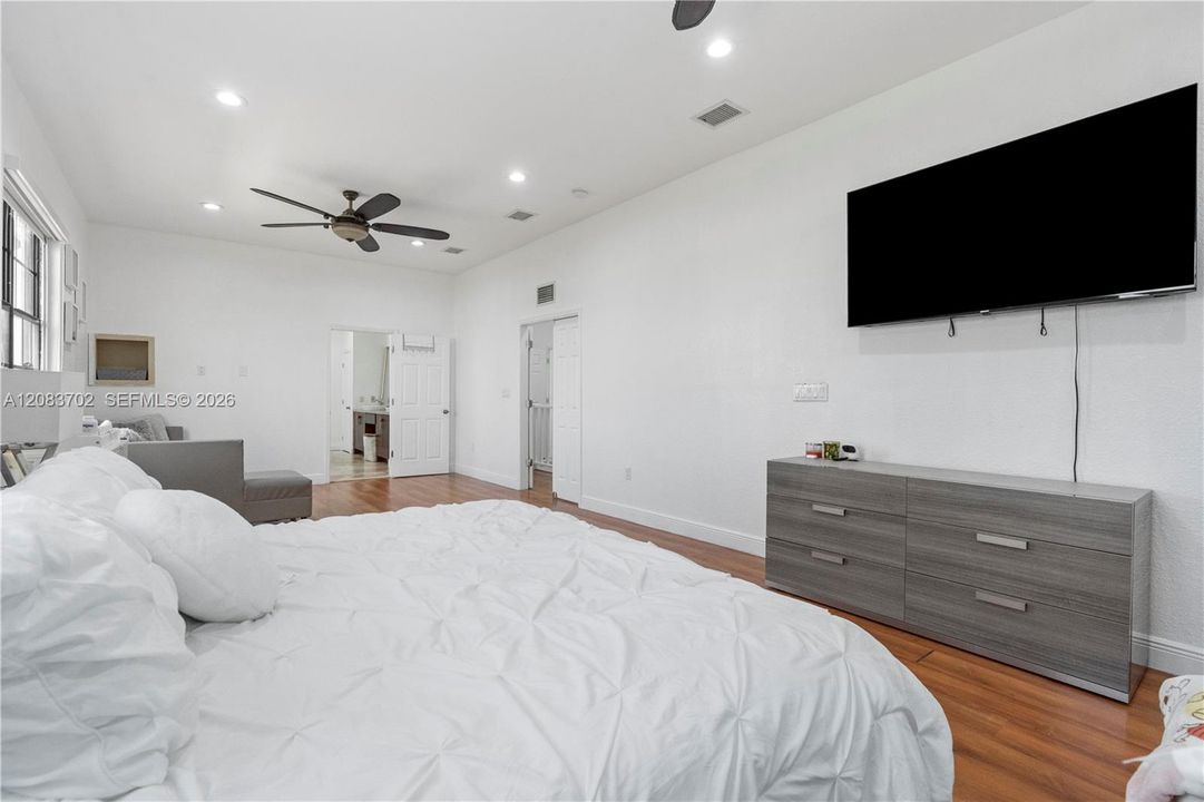 For Rent: $4,200 (5 beds, 4 baths, 3200 Square Feet)