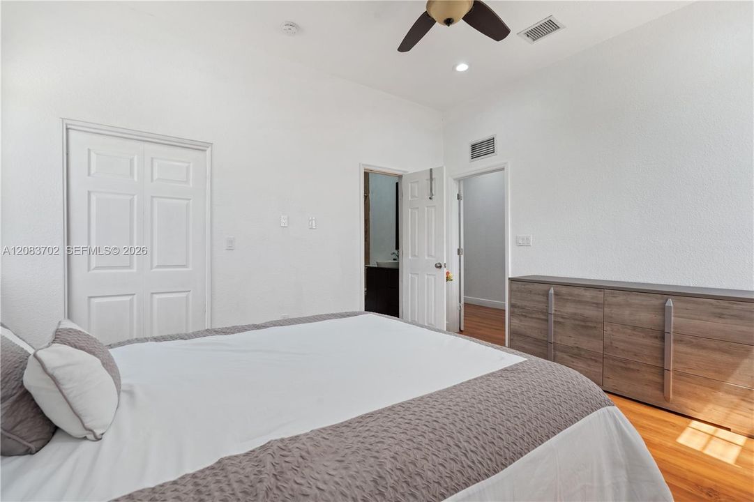 For Rent: $4,200 (5 beds, 4 baths, 3200 Square Feet)