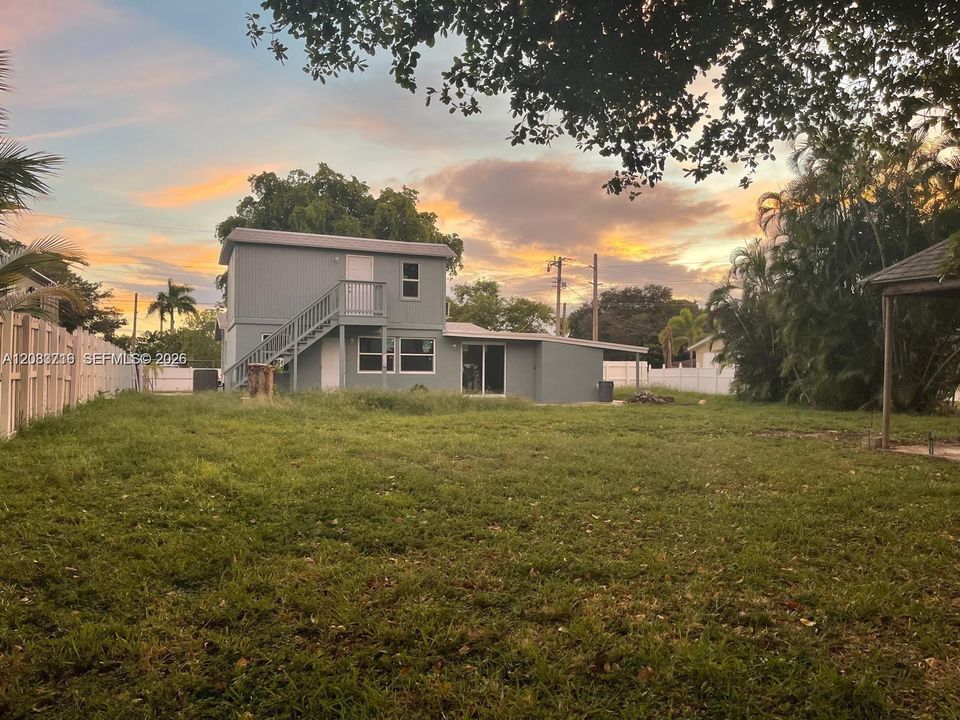 For Rent: $2,500 (3 beds, 1 baths, 900 Square Feet)