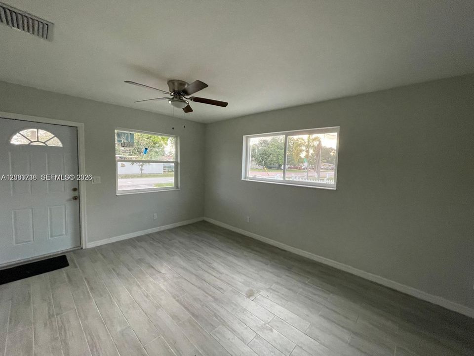For Rent: $2,500 (3 beds, 1 baths, 900 Square Feet)