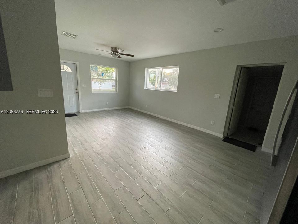 For Rent: $2,500 (3 beds, 1 baths, 900 Square Feet)