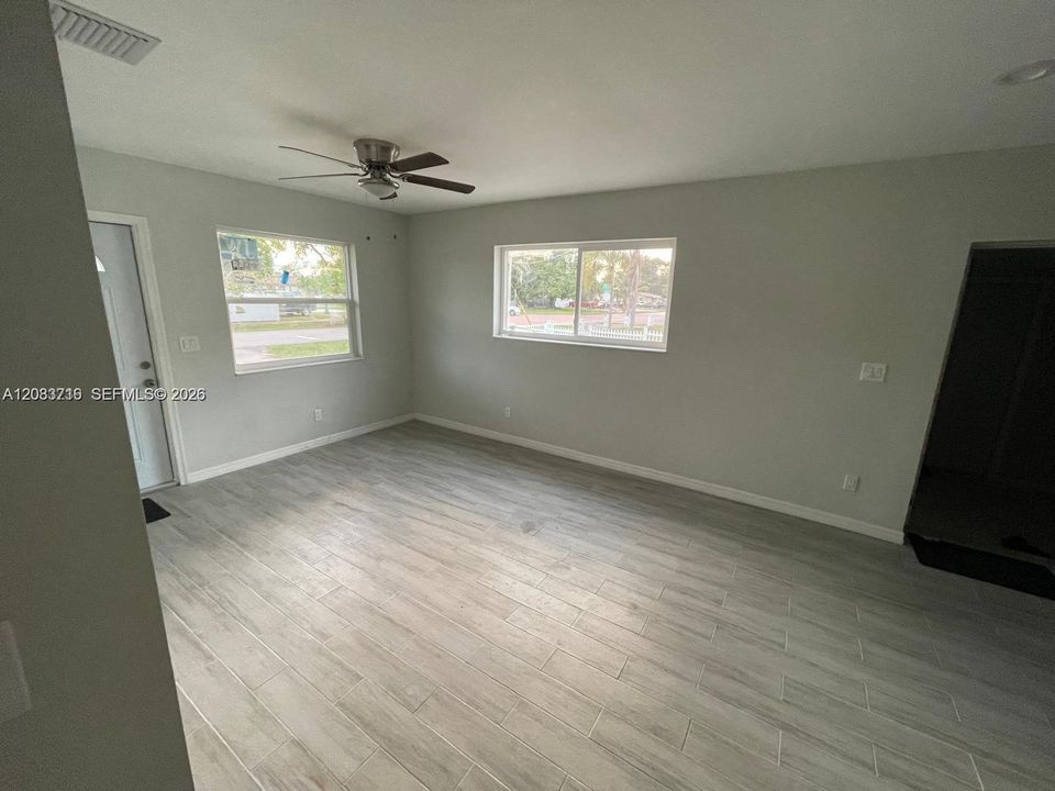 For Rent: $2,500 (3 beds, 1 baths, 900 Square Feet)