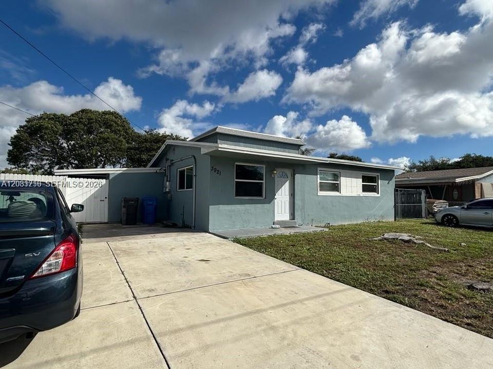 For Rent: $2,500 (3 beds, 1 baths, 900 Square Feet)