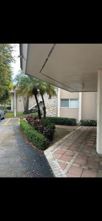 For Rent: $1,900 (1 beds, 1 baths, 700 Square Feet)