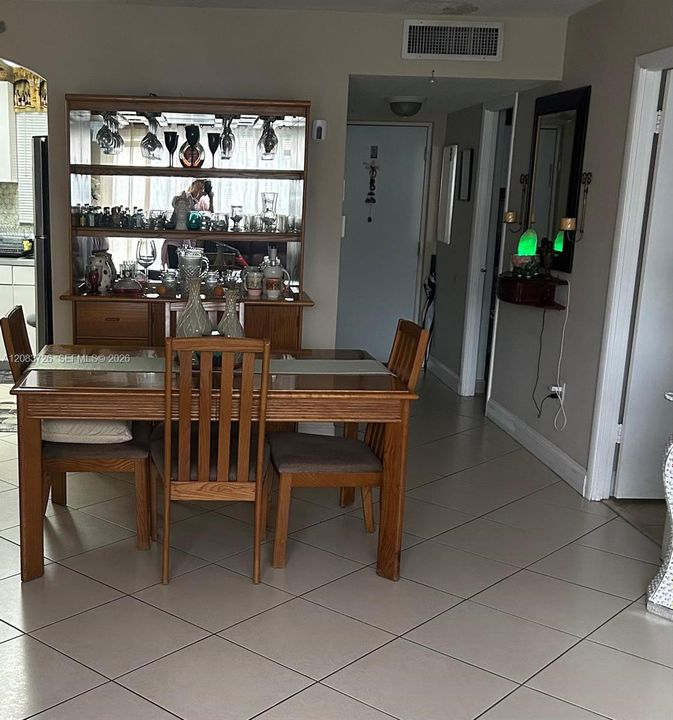 For Rent: $1,900 (1 beds, 1 baths, 700 Square Feet)