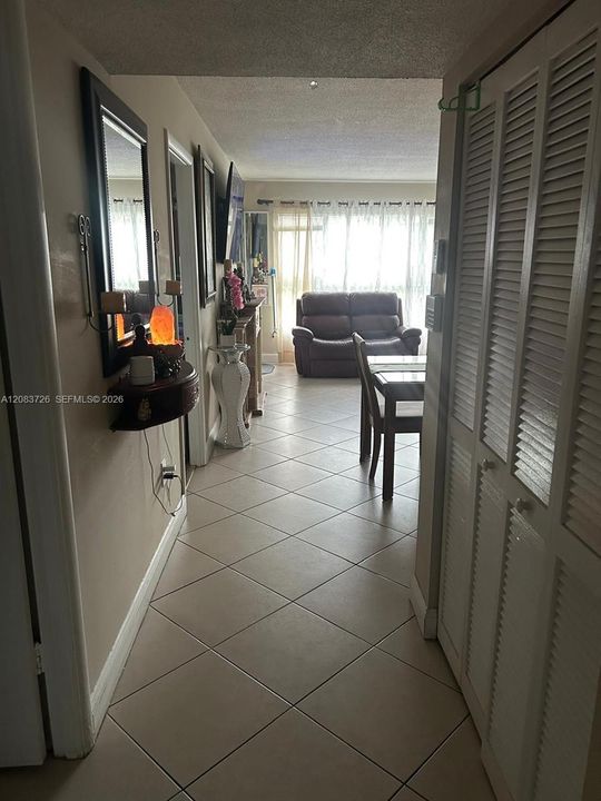 For Rent: $1,900 (1 beds, 1 baths, 700 Square Feet)