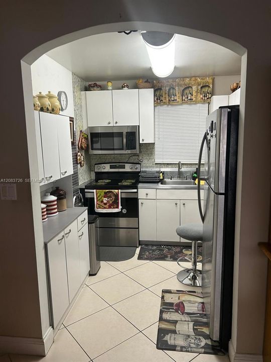 For Rent: $1,900 (1 beds, 1 baths, 700 Square Feet)