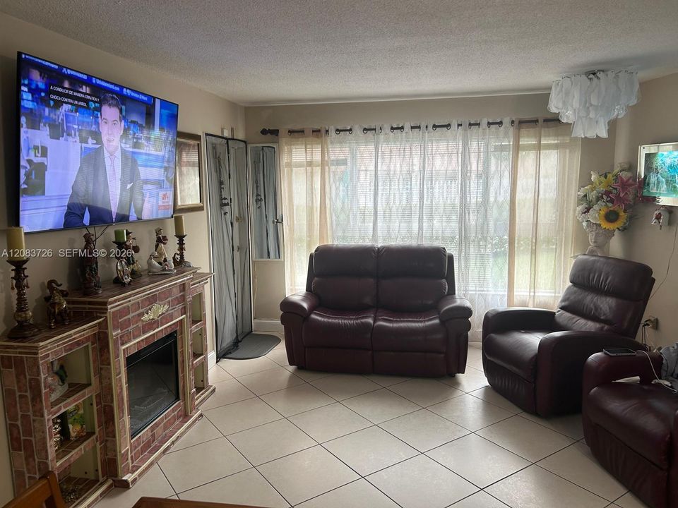 For Rent: $1,900 (1 beds, 1 baths, 700 Square Feet)