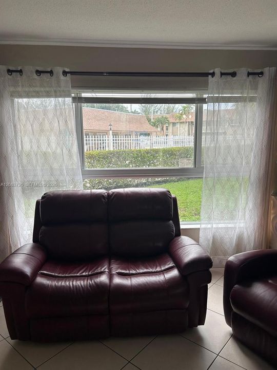 For Rent: $1,900 (1 beds, 1 baths, 700 Square Feet)
