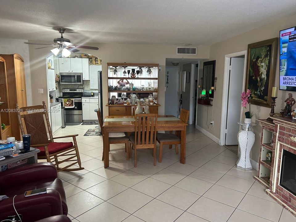 For Rent: $1,900 (1 beds, 1 baths, 700 Square Feet)