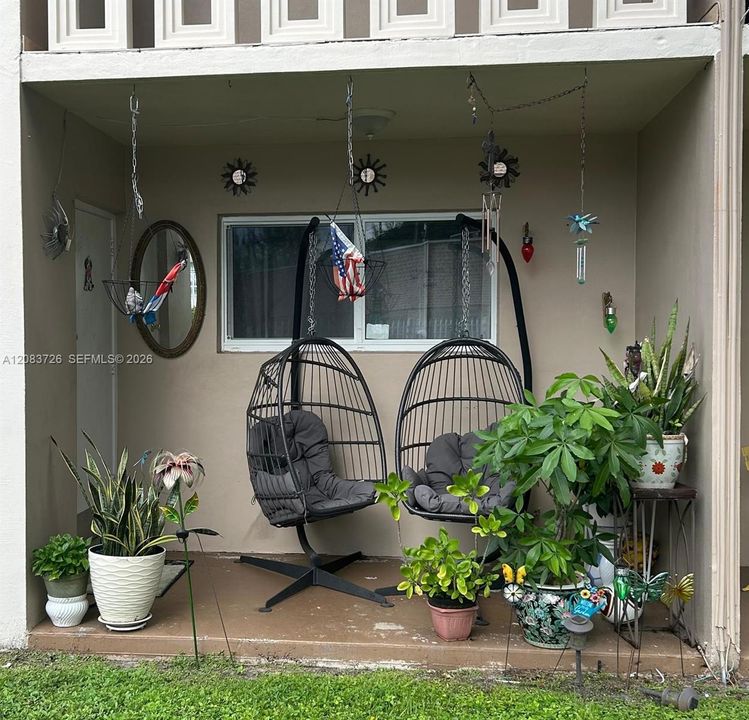 For Rent: $1,900 (1 beds, 1 baths, 700 Square Feet)