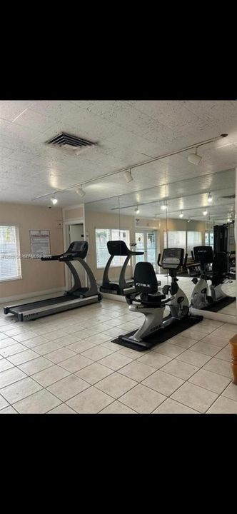 For Rent: $1,900 (1 beds, 1 baths, 700 Square Feet)