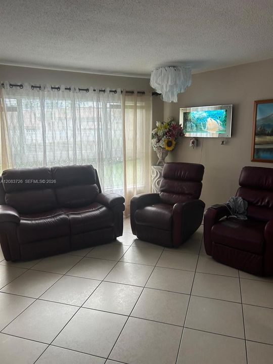 For Rent: $1,900 (1 beds, 1 baths, 700 Square Feet)