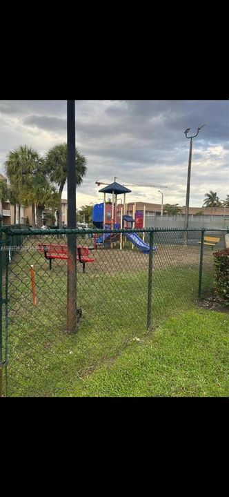 For Rent: $1,900 (1 beds, 1 baths, 700 Square Feet)