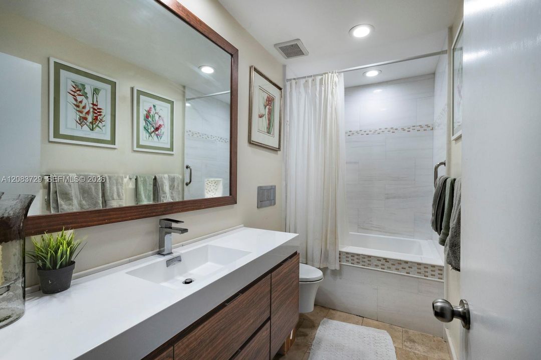 Activo con contrato: $989,000 (3 camas, 2 baños, 1923 Pies cuadrados)