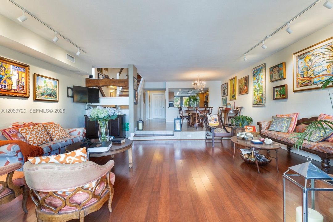 Activo con contrato: $989,000 (3 camas, 2 baños, 1923 Pies cuadrados)