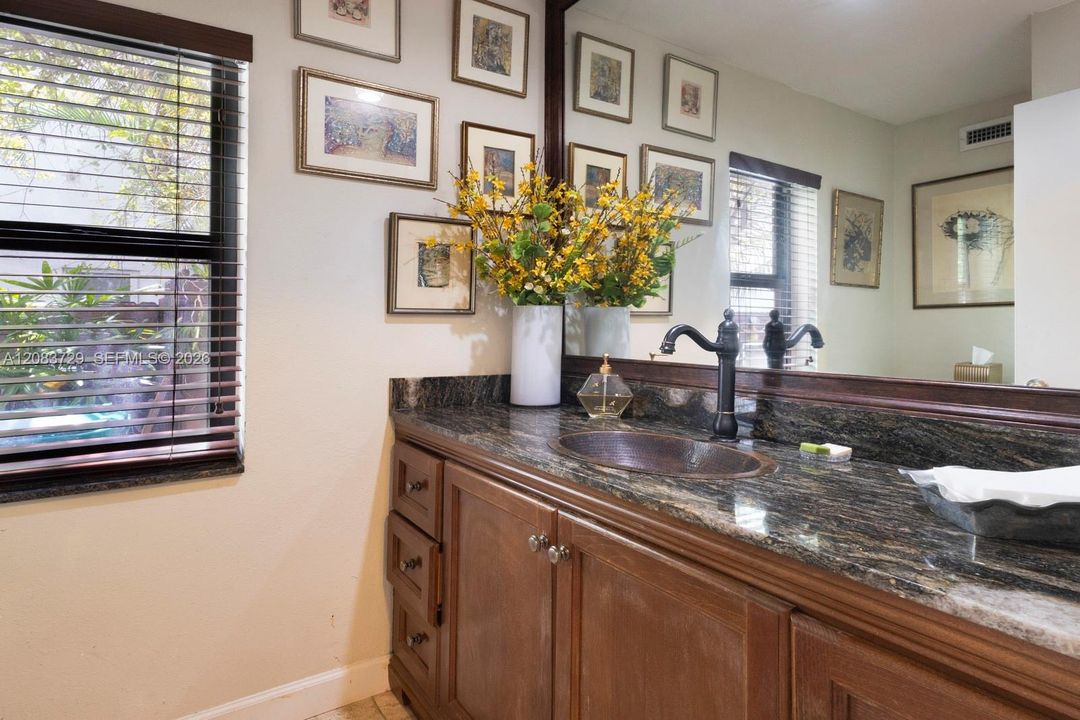 Activo con contrato: $989,000 (3 camas, 2 baños, 1923 Pies cuadrados)