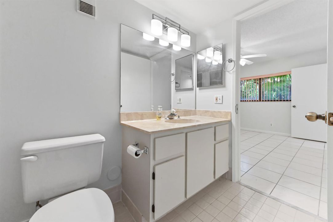 18 bathroom 02