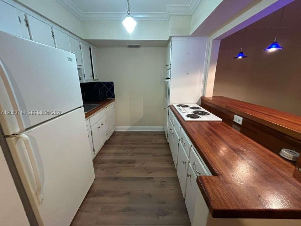 For Rent: $1,650 (1 beds, 1 baths, 994 Square Feet)