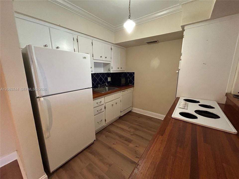 For Rent: $1,650 (1 beds, 1 baths, 994 Square Feet)