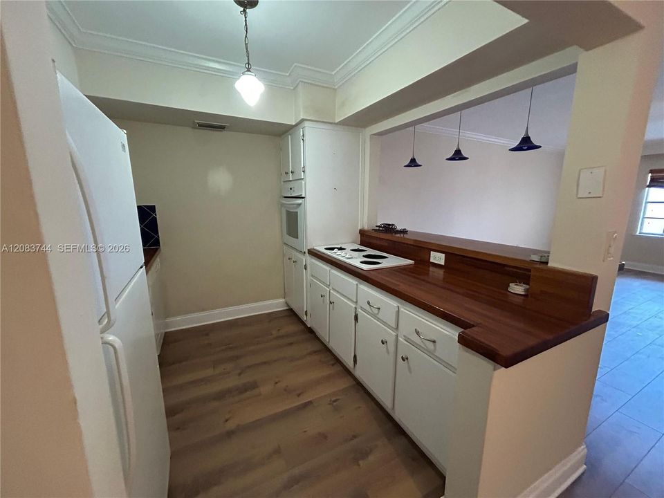 For Rent: $1,650 (1 beds, 1 baths, 994 Square Feet)