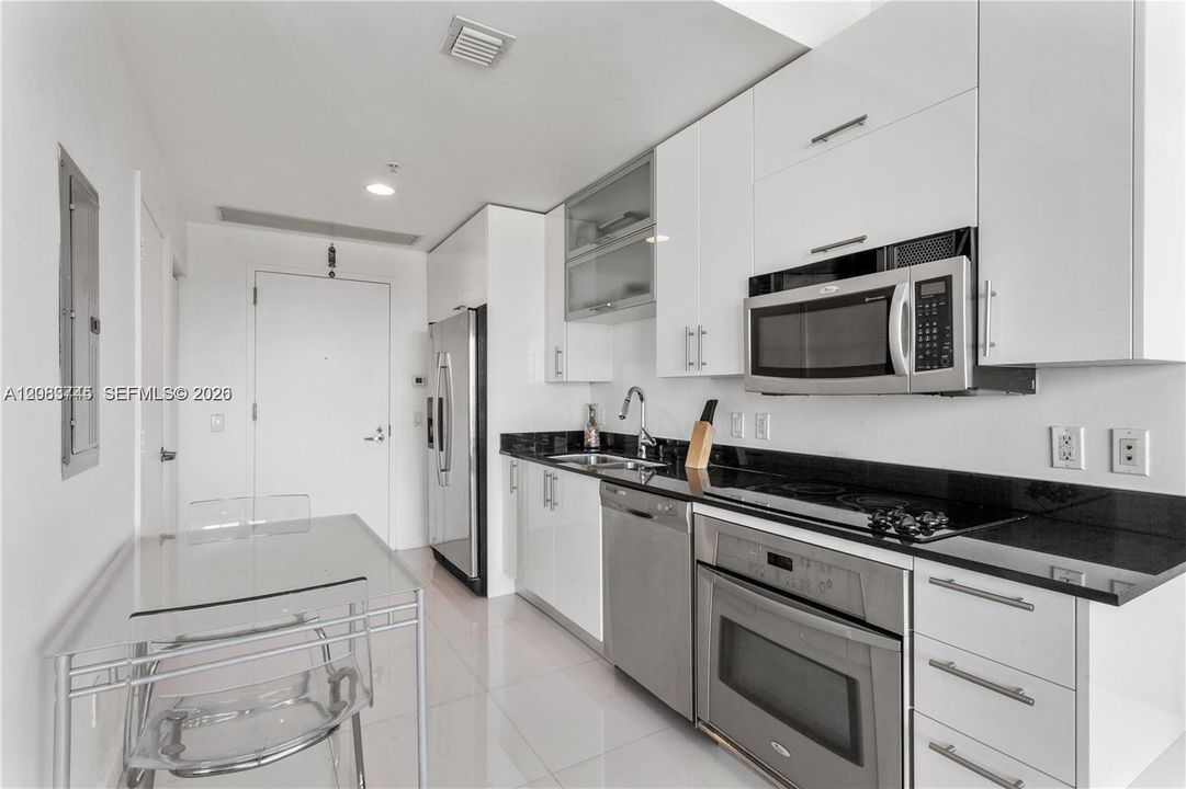 For Rent: $2,300 (0 beds, 1 baths, 431 Square Feet)