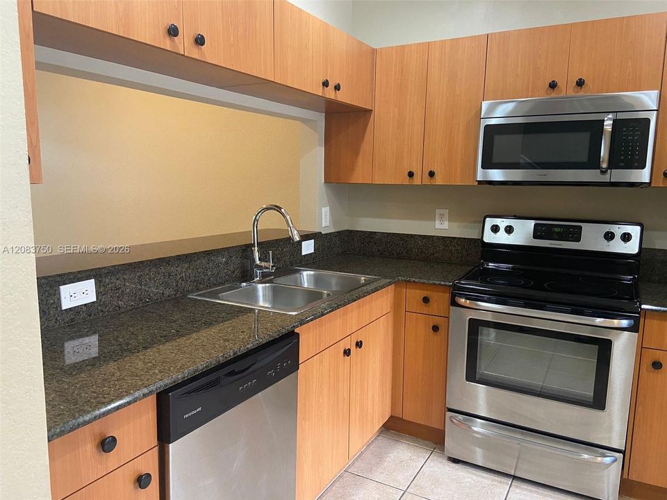 For Rent: $2,300 (2 beds, 2 baths, 1056 Square Feet)