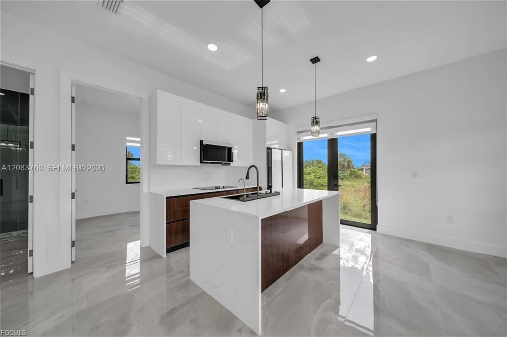For Sale: $264,900 (3 beds, 2 baths, 1060 Square Feet)