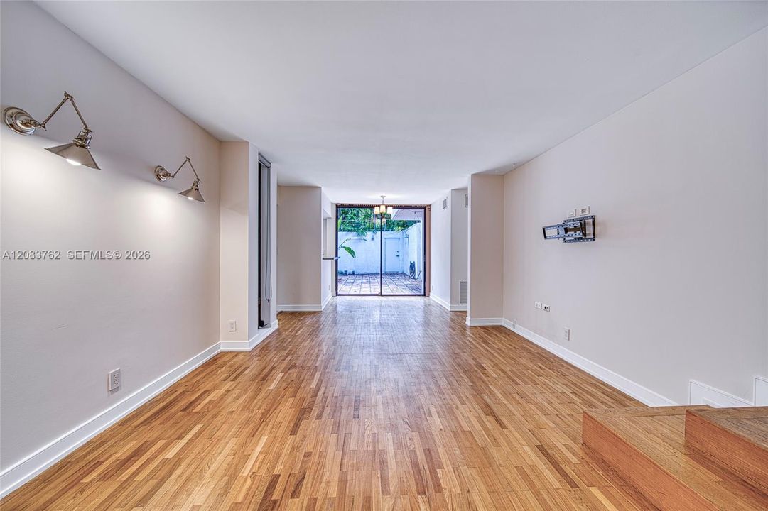 В аренду: $5,200 (2 спален, 2 ванн, 1225 Квадратных фут)