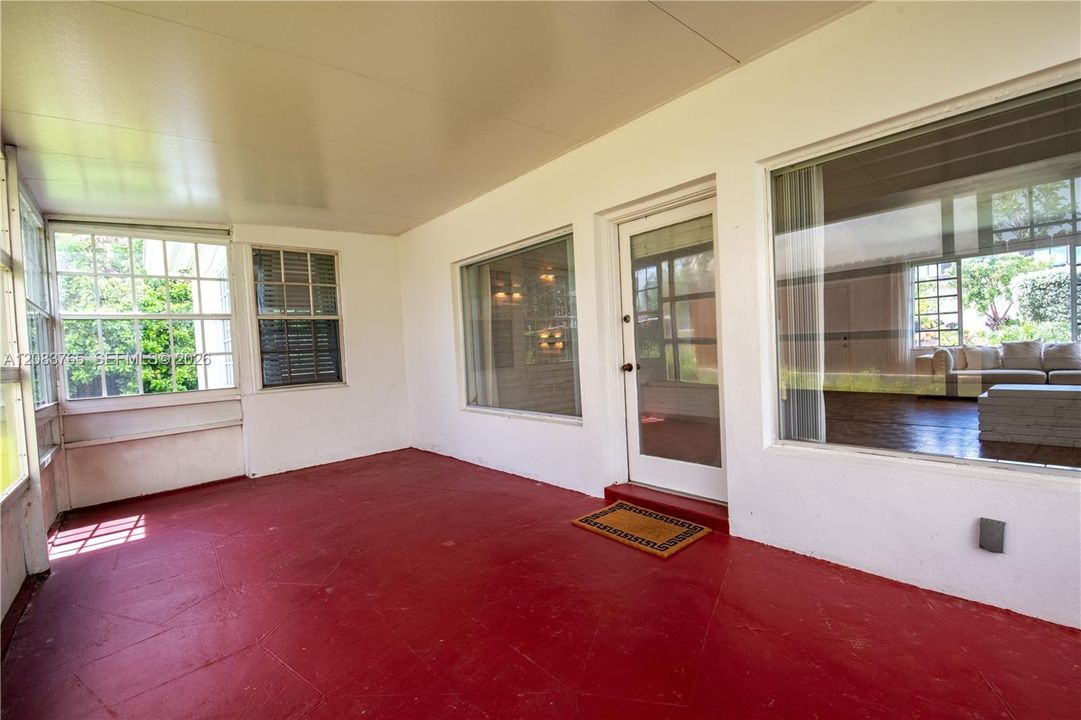 Unique Florida Room- Located in Back of House