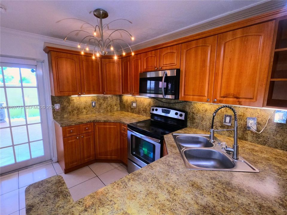 For Rent: $2,650 (2 beds, 3 baths, 1022 Square Feet)