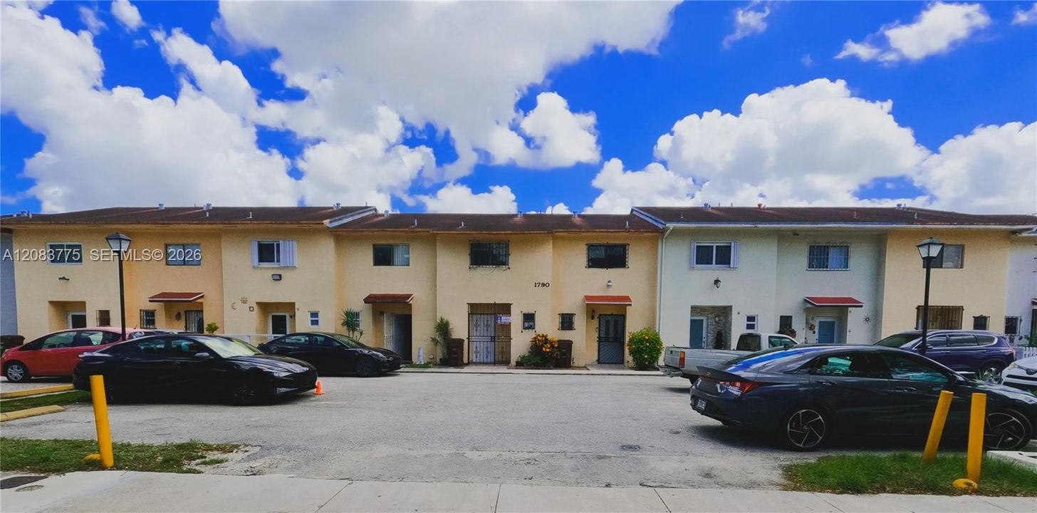 For Rent: $2,650 (2 beds, 3 baths, 1022 Square Feet)