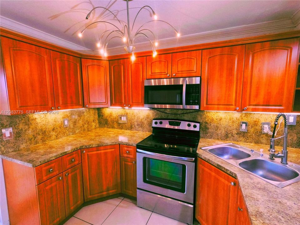 For Rent: $2,650 (2 beds, 3 baths, 1022 Square Feet)