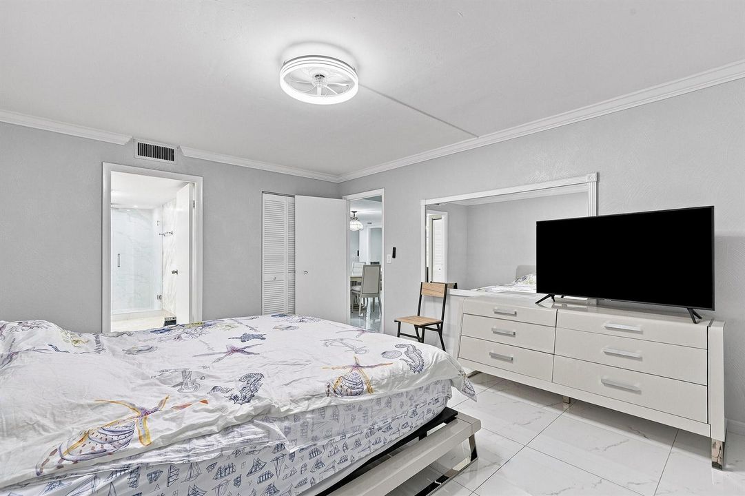 26_primary bedroom