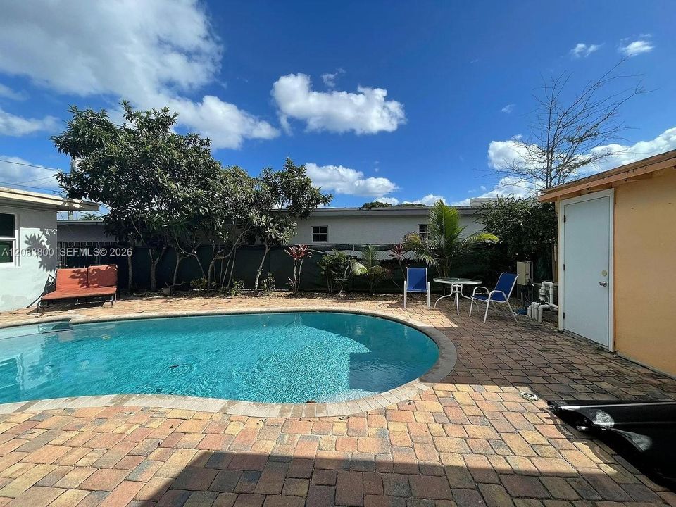 For Rent: $3,300 (3 beds, 2 baths, 1040 Square Feet)