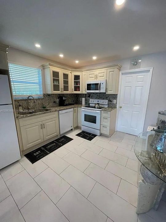 For Rent: $3,300 (3 beds, 2 baths, 1040 Square Feet)