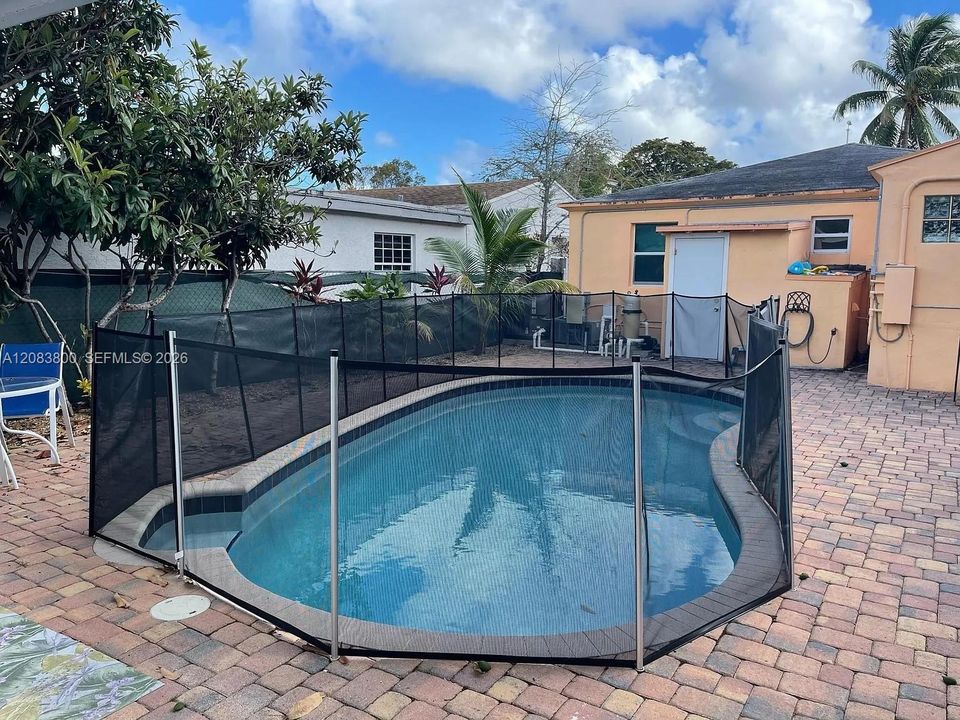 For Rent: $3,300 (3 beds, 2 baths, 1040 Square Feet)