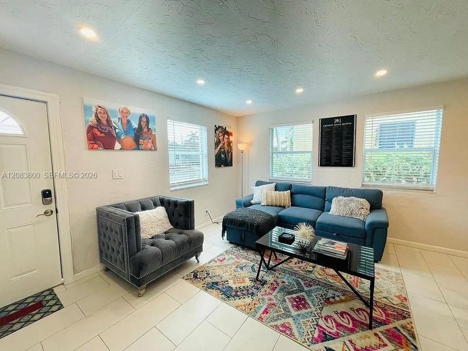 For Rent: $3,300 (3 beds, 2 baths, 1040 Square Feet)