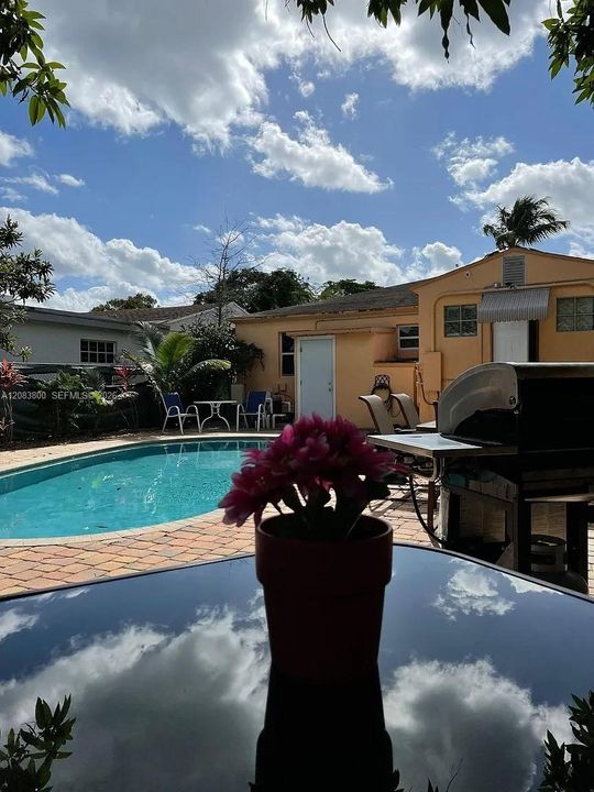 For Rent: $3,300 (3 beds, 2 baths, 1040 Square Feet)