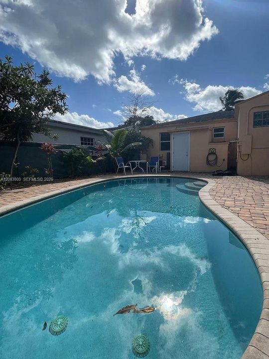 For Rent: $3,300 (3 beds, 2 baths, 1040 Square Feet)