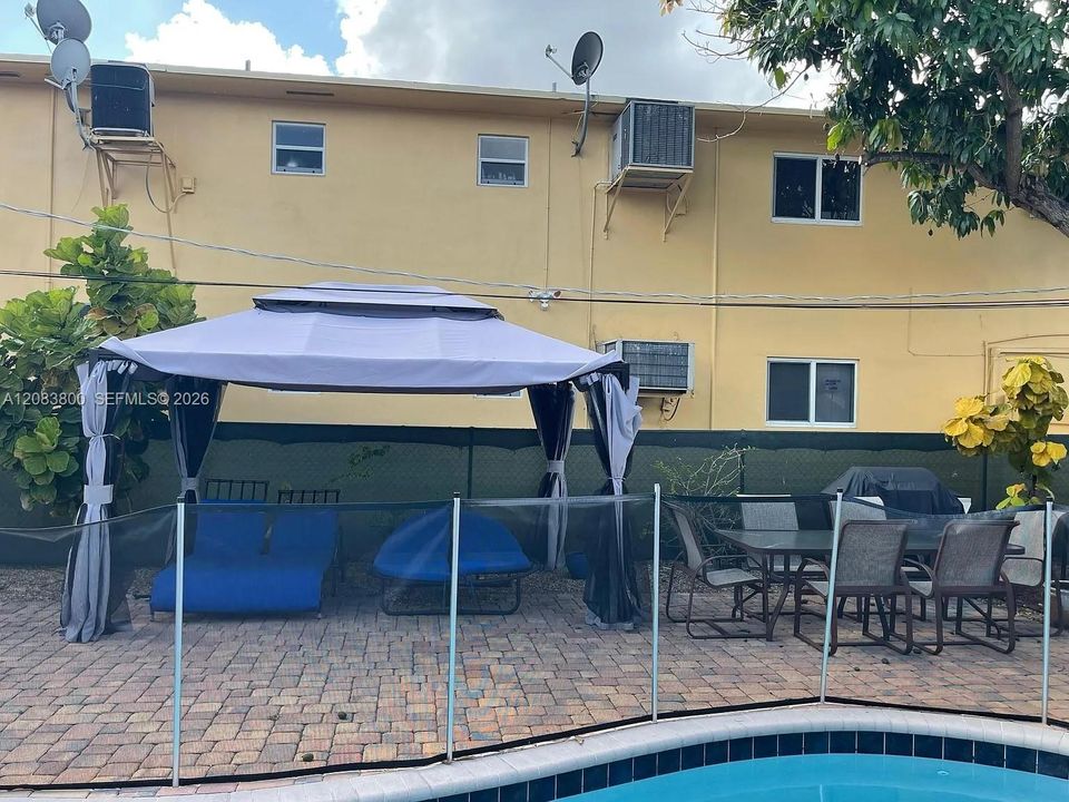 For Rent: $3,300 (3 beds, 2 baths, 1040 Square Feet)
