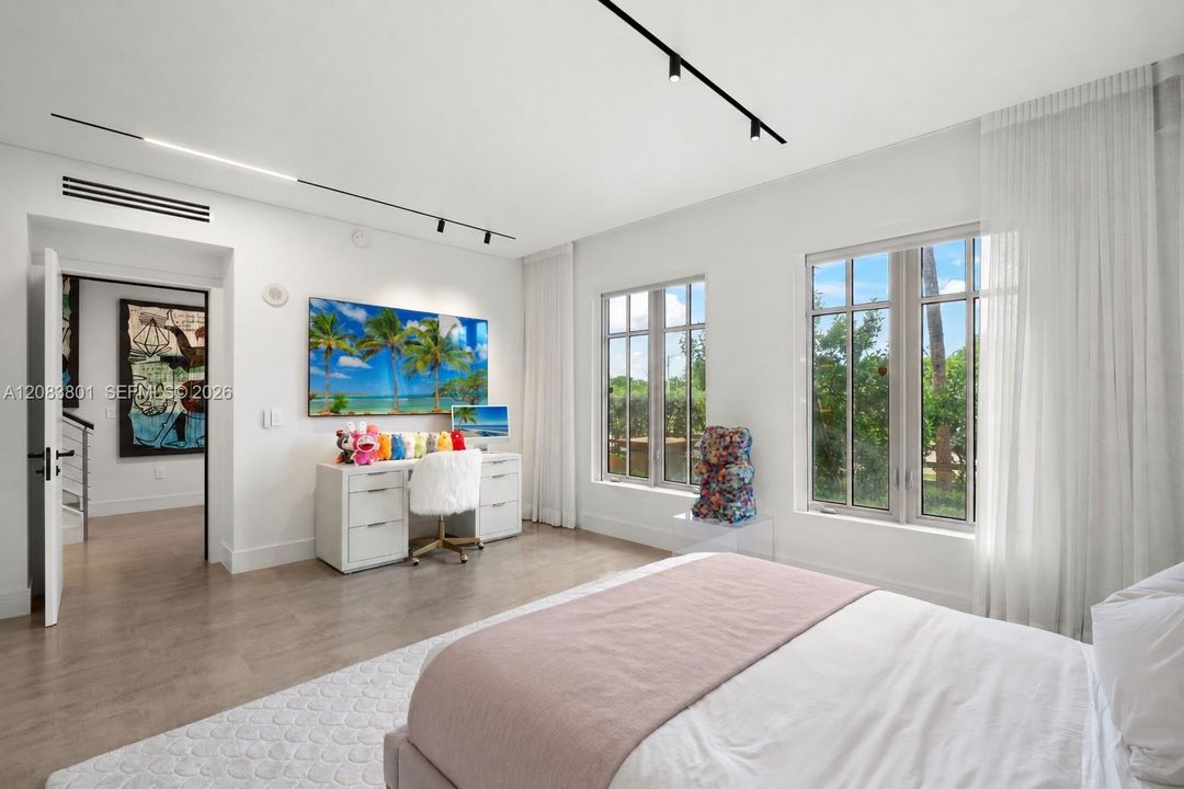 For Sale: $2,165,000 (2 beds, 2 baths, 2803 Square Feet)