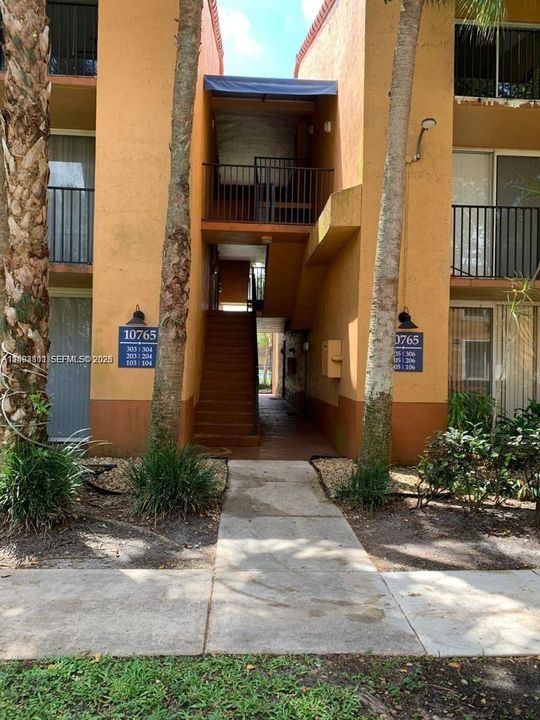 For Rent: $1,850 (1 beds, 1 baths, 734 Square Feet)