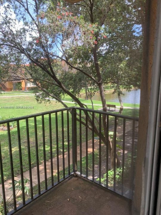 For Rent: $1,850 (1 beds, 1 baths, 734 Square Feet)
