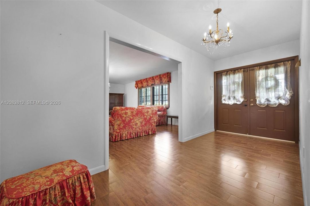 En Venta: $775,000 (4 camas, 2 baños, 2176 Pies cuadrados)