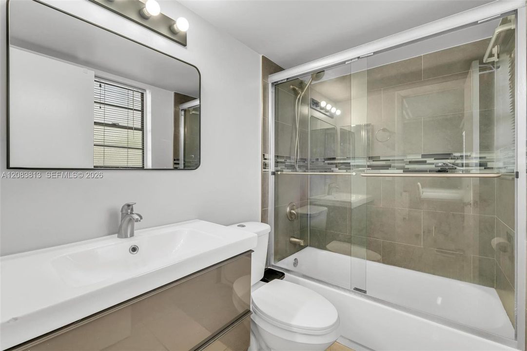 На продажу: $279,999 (2 спален, 2 ванн, 900 Квадратных фут)