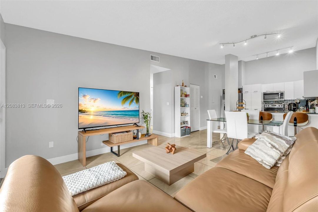 На продажу: $279,999 (2 спален, 2 ванн, 900 Квадратных фут)