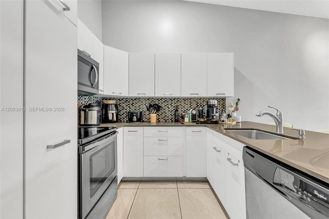 На продажу: $279,999 (2 спален, 2 ванн, 900 Квадратных фут)