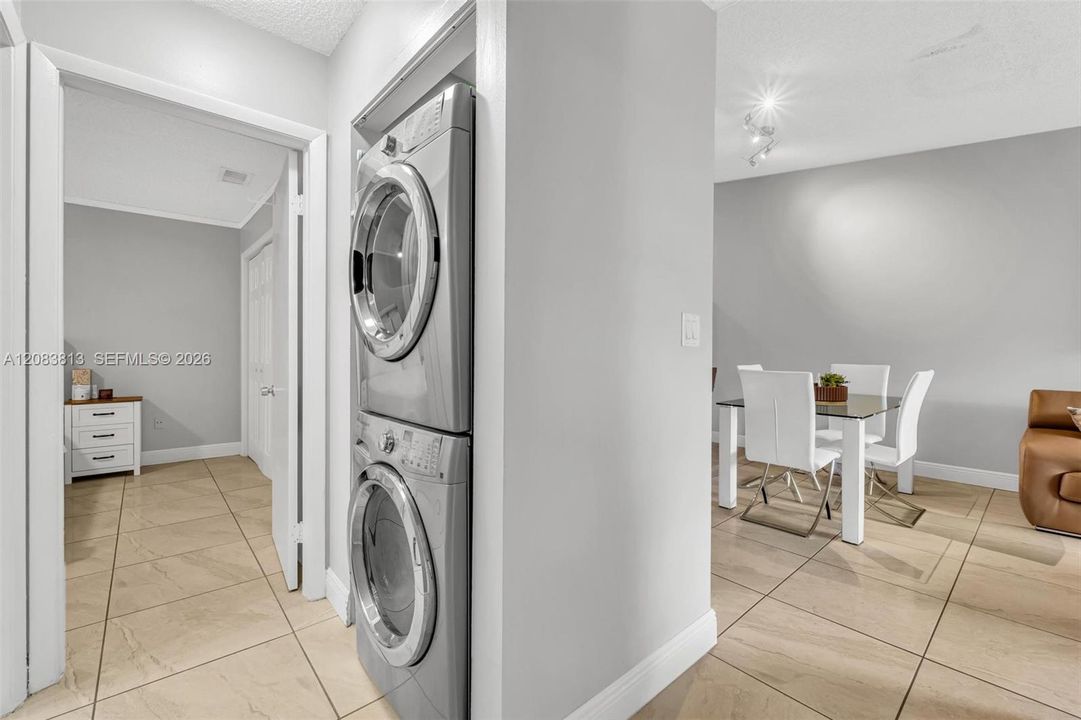 На продажу: $279,999 (2 спален, 2 ванн, 900 Квадратных фут)